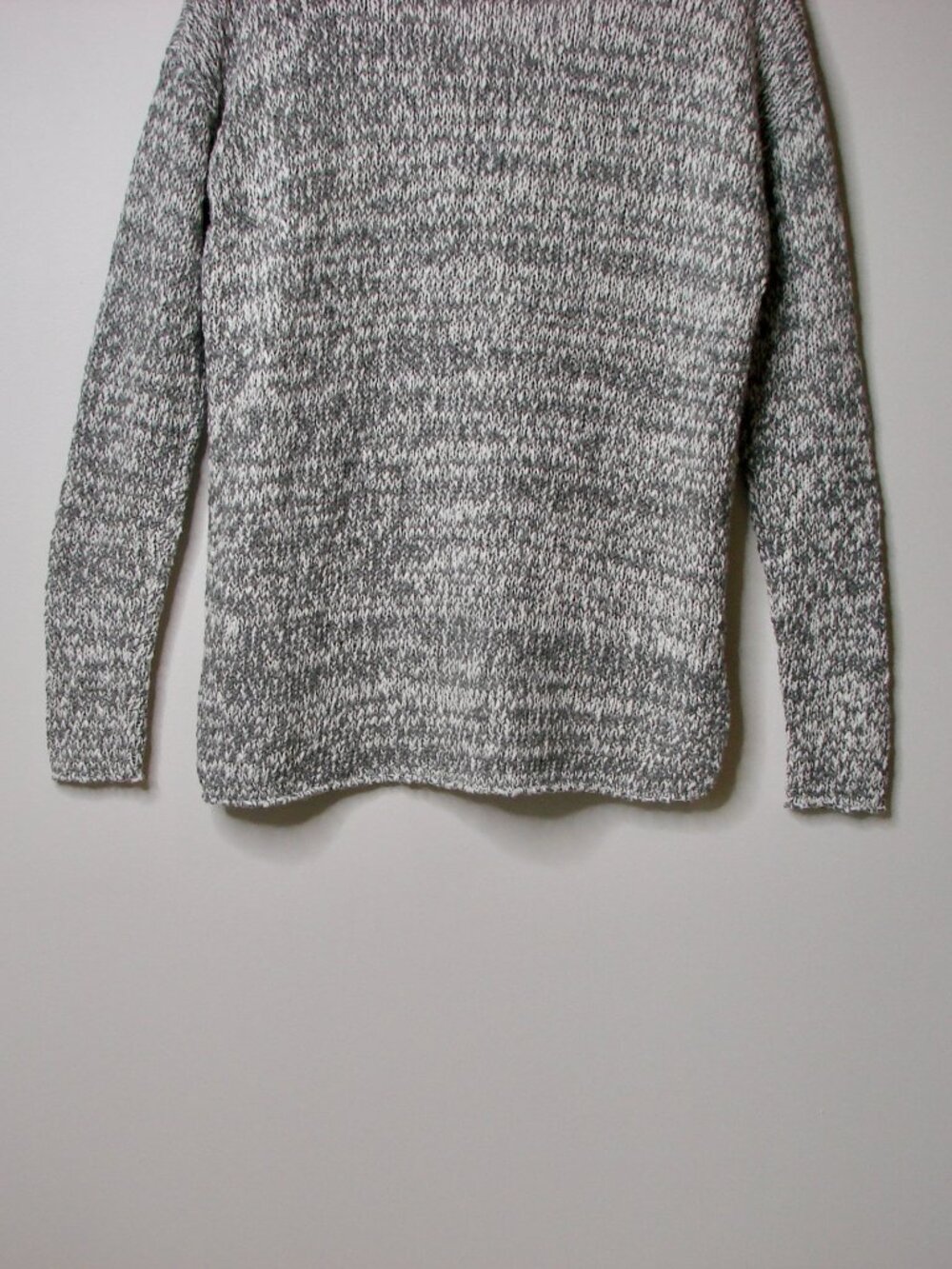 Aritzia Talula V-Neck Sweater Gray White Marled Pullover Loose Relax Fit Medium - Picture 12 of 14